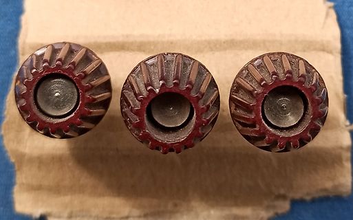 Drei metallische Zahnräder oder Bauteile