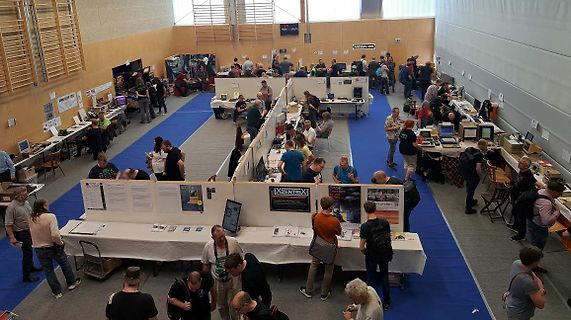 Menschen auf einer Messe oder Fachveranstaltung