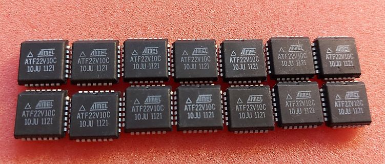 Mehrere Atmel ATF22V10C Mikrocontroller-Chips
