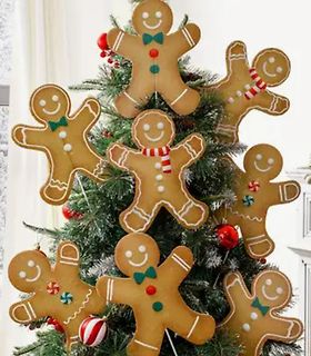 Lebkuchenmänner an einem Weihnachtsbaum
