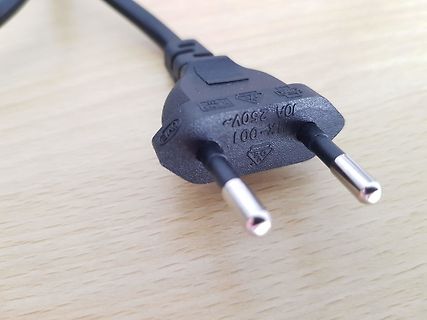 Eurostecker Typ C auf Holzuntergrund