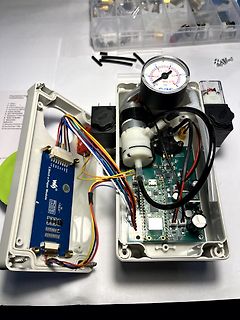 Offenes Gehäuse mit Elektronik, Manometer und E-Paper Modul