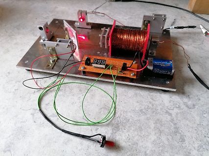 Elektronischer Aufbau mit Spule, Display und LEDs
