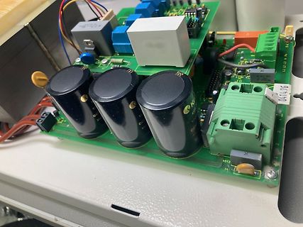Leiterplatte mit Elektrolytkondensatoren und Klemmen