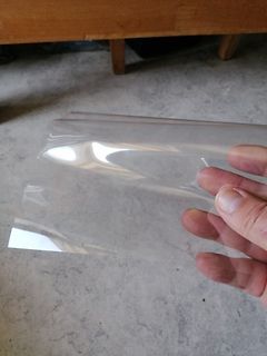 Hand hält eine transparente Kunststofffolie