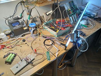 Elektronik-Werkstatt mit Werkzeugen und Bauteilen