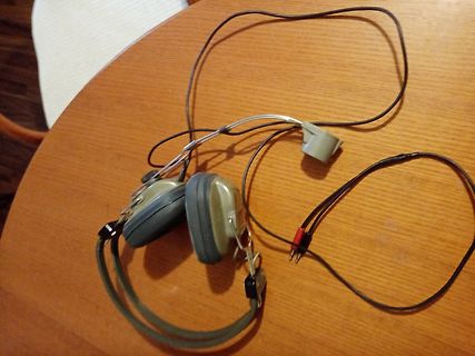 Kopfhörer mit Kabel auf Holztisch