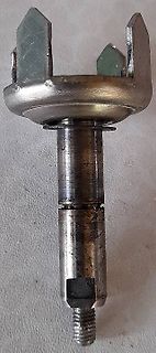Metallisches Bauteil mit Gewinde und zwei Flanschen