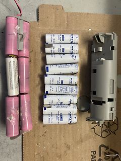 Akkus und Batteriekasten auf Holzuntergrund