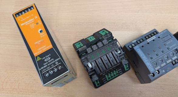 Industrie-Netzteile und Klemmen auf Holztisch