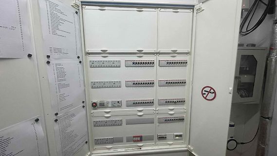 Industrie-Schaltschrank mit Modulen und Dokumentation