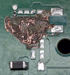 Beschädigte Leiterplatte mit massiver Korrosion oder Lötzinnresten
