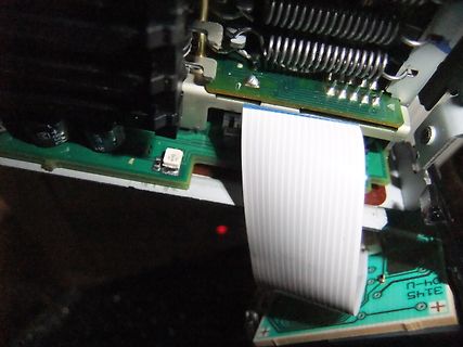 Innenansicht eines elektronischen Geräts mit Flachbandkabel
