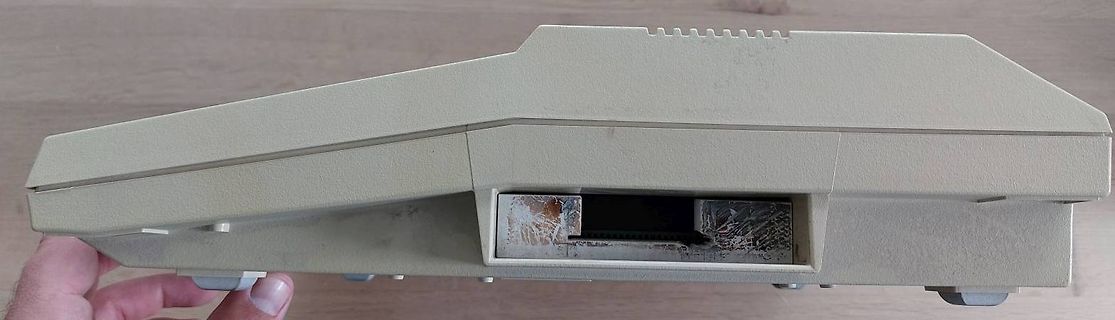 Rückansicht eines Retro-Computers mit Anschlussbuchse
