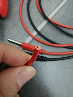 Abgeknicktes rotes Messkabel