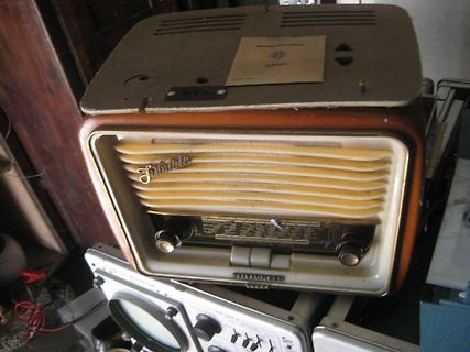 Altes Radio und Oszilloskop in Werkstatt