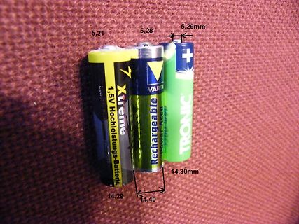Drei Batterien mit Maßangaben