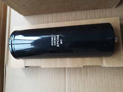 Schwarzes Bauteil mit Typenbezeichnung