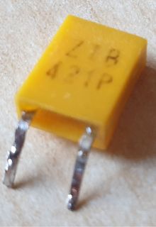 Gelbes elektronisches Bauteil