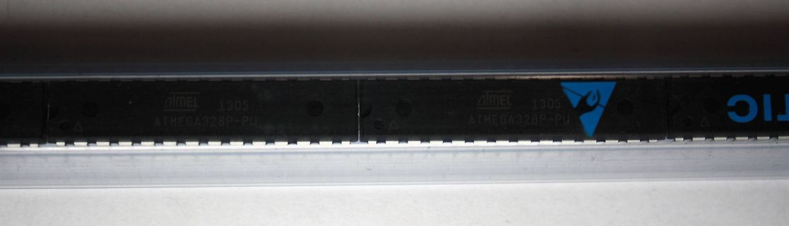 Nahaufnahme eines ATmega328P-PU Mikrocontrollers auf einer Leiterplatte