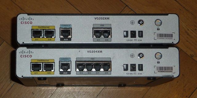 Rückansicht von zwei Cisco VG202XM und VG204XM VoIP-Gateways