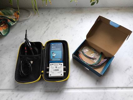 Rohling eines ADALM2000 USB-Oszilloskops in einer Tasche