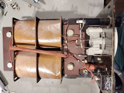 Innenansicht eines Transformators mit Wicklungen und Anschlüssen