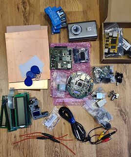 Verschiedene Elektronikbauteile und Platinen auf Holzboden