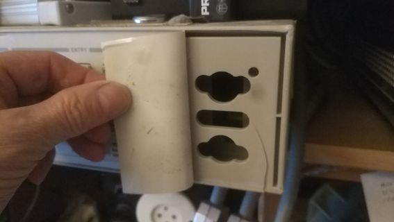 Nahaufnahme einer defekten Steckdose