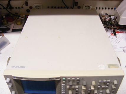 Philips PM3082 Oszilloskop auf Werkstatt-Tisch