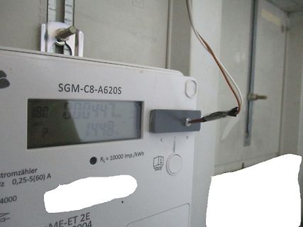 Stromzähler mit Display und Verkabelung