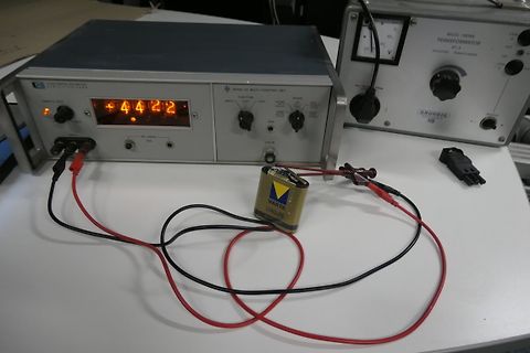 Messaufbau mit Multimeter und Batterie