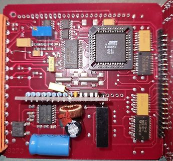 Leiterplatte mit Atmel Mikrocontroller und elektronischen Bauteilen