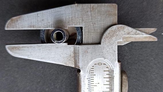 Messung eines Bauteils mit Messschieber