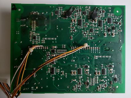 Grüne Leiterplatte mit elektronischen Bauteilen und Kabeln