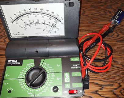 Analoges Multimeter auf Holztisch