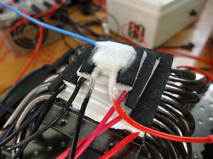 Elektronischer Aufbau mit Kabeln und weißem Material