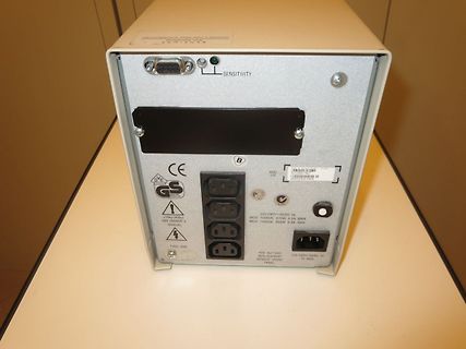 Rückseite eines Netzteils mit Anschlüssen