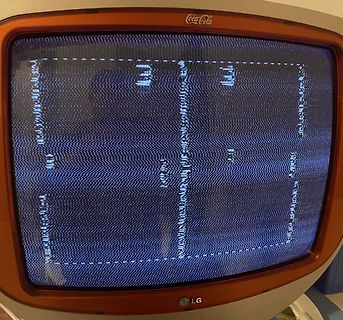 Abfotografierter alter Röhrenfernseher mit Bildstörungen