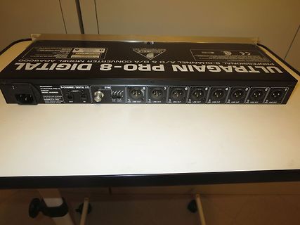 Rückseite eines Behringer Ultragain Pro-8 A/D D/A Converters