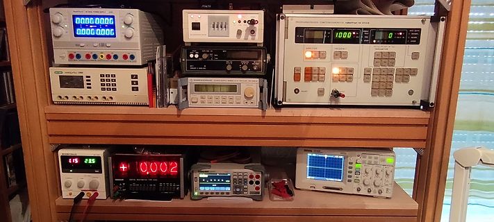 Elektronik-Messgeräte auf einem Holzregal