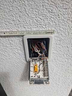 geöffneter Elektroinstallationskasten mit Verdrahtung