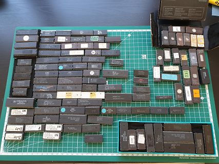 Sammlung verschiedener integrierter Schaltkreise und Mikrochips