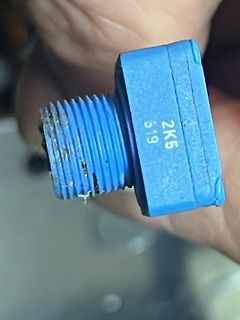 Blaues Bauteil mit Gewinde und Beschriftung
