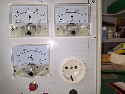 Labornetzteil mit Analogmultimetern und Steckdose
