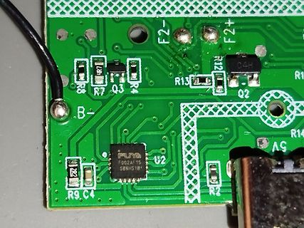 Nahaufnahme einer grünen Leiterplatte mit SMD-Bauteilen