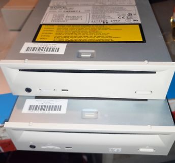 Zwei Sony und Compaq Elektronikkomponenten mit Typenschildern