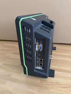 Rückansicht eines Mini-PCs mit verschiedenen Anschlüssen
