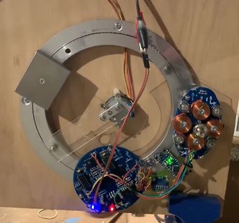 Elektronischer Aufbau mit Leiterplatten auf Holzplatte