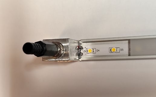 LED-Streifen mit Stromanschluss